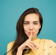 5 Keadaan yang Mengharuskan Kamu Lebih Baik Diam daripada Berbicara, Apa Saja?