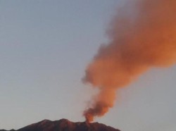 Gemuruh Erupsi Gunung Raung Paksa Sejumlah Bandara Tutup, Termasuk di Bali