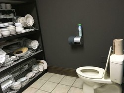 Kebiasaan Bersihkan Dudukan Toilet Pakai Tisu Ternyata Salah Besar!