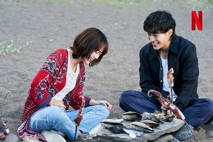 Jae Mi, meskipun sudah menjadi mantan, ia tetap menemani Hae Joo dalam misi pencariannya. Terlihat di behind the scene, kedua mantan kekasih ini sedang menikmati seafood di tengah pantai sambil tertawa bersama./ Foto: Netflix Korea