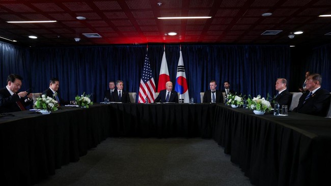 Presiden AS Joe Biden bertemu dengan Presiden Korsel Yoon Suk Yeol dan Perdana Menteri Jepang Shigeru Ishiba di sela-sela KTT APEC. Apa yang dibahas?