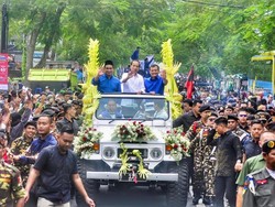 Pawai di Purwokerto, Jokowi & Luthfi-Yasin Bagi-bagi Kaus ke Warga