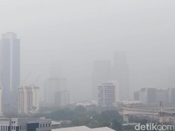 Video: Jakarta Dilanda Hujan Disertai Angin Kencang Siang Ini