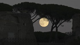 FOTO: Keindahan Supermoon Terakhir Tahun Ini
