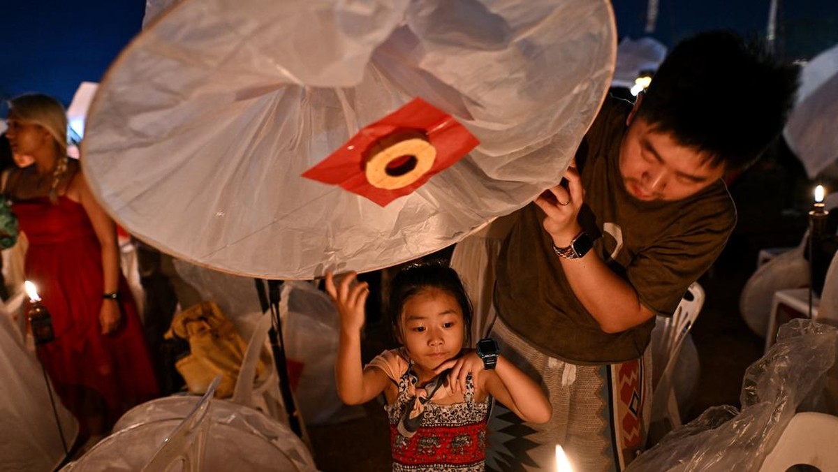 FOTO: Kemeriahan Festival Lentera Bikin 'Sesak' Langit Thailand
