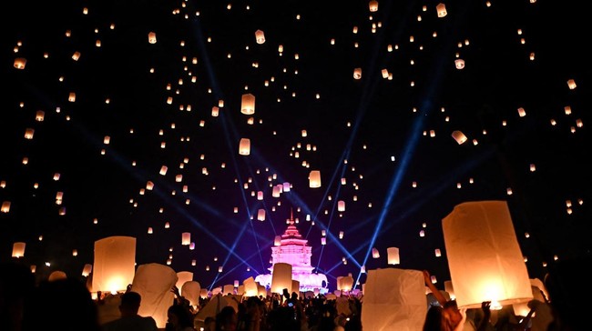 FOTO: Kemeriahan Festival Lentera Bikin 'Sesak' Langit Thailand