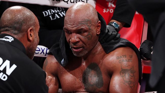 Mike Tyson soal Gigit Sarung Tinju: Saya Punya Kebiasaan Menggigit