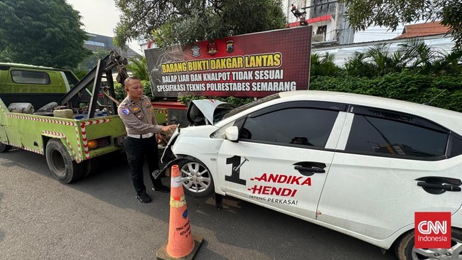 Sebuah mobil berstiker "Andika-Hendi" mengalami kecelakaan tunggal menabrak sebuah pohon di Jalan Veteran Semarang pada Sabtu (16/11) sekitar pukul 04.30 WIB.