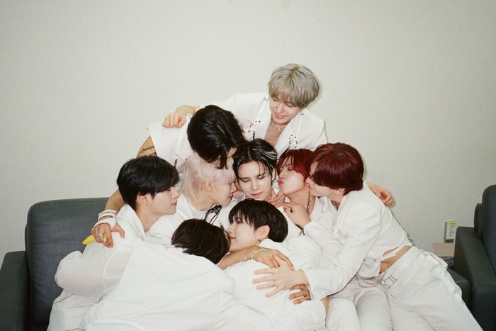 Nama grup K-Pop ini sendiri merupakan gabungan dari kata ‘Creativity’ dan ‘Gravity’. Sebutan resmi untuk fans-nya pun tak kalah menarik, lho! Kata ‘LUV’ yang berarti cinta dikombinasikan dengan kata ‘CRAVITY’ menjadi LUVITY./ Foto: x.com/CRAVITYstarship