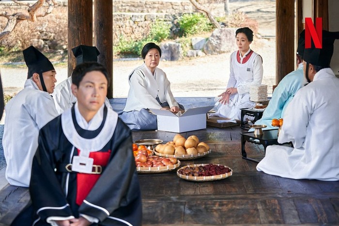 Pernikahan yang gagal, membuat Eo Heung bersedih dan meratapi kepergian calon istrinya tersebut, Jae Mi. Meski scene ini terlihat menyedihkan, namun peran aktor Oh Jung Se menambah komedi yang membuat plot semakin segar./ Foto: Netflix Korea