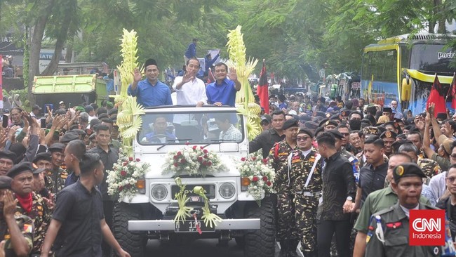 Puluhan ribu penduduk Purwokerto Kabupaten Banyumas dan sekitarnya tumpah ruah menyambut blusukan Jokowi berbareng Ahmad Luthfi dan Taj Yasin.