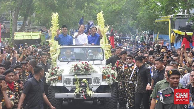 Jokowi Blusukan Dampingi Luthfi di Banyumas, Ribuan Warga Hadir