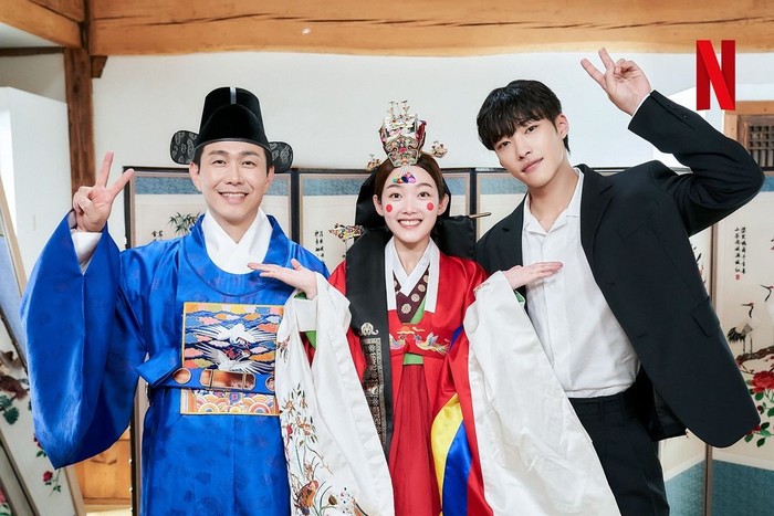 Sebelum misi pencarian ayahnya, Hae Joo “menculik” Jae Mi di pernikahannya dengan Eo Heung (Oh Jung Se), anak dari keluarga kaya raya pebisnis makanan. Tindakan Hae Jo, tentu mengacaukan acara pernikahan yang diidamkan oleh Jae Mi./ Foto: Netflix Korea