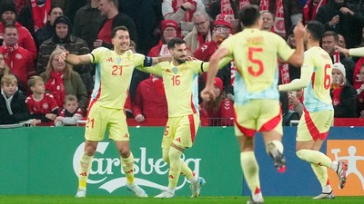Soccer Football - Nations League - Denmark v Spain - Parken, Copenhagen, Denmark - November 15, 2024 Spain's Mikel Oyarzabal celebrates scoring their first goal with teammates Mads Claus Rasmussen/Ritzau Scanpix via REUTERS  ATTENTION EDITORS - THIS