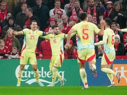 Soccer Football - Nations League - Denmark v Spain - Parken, Copenhagen, Denmark - November 15, 2024 Spain's Mikel Oyarzabal celebrates scoring their first goal with teammates Mads Claus Rasmussen/Ritzau Scanpix via REUTERS  ATTENTION EDITORS - THIS