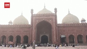 VIDEO: Ratusan Ribu Muslim di Pakistan Laksanakan Salat Meminta Hujan