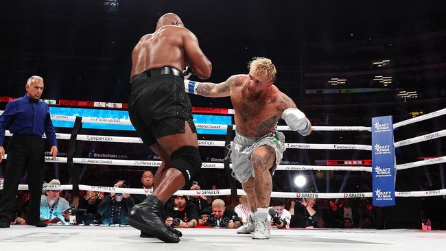 Mike Tyson menghadapi Jake Paul dalam duel tinju dengan kondisi mengalami cedera lutut pada pertarungan di Stadion AT&T, Texas, Sabtu (16/11) waktu Indonesia.