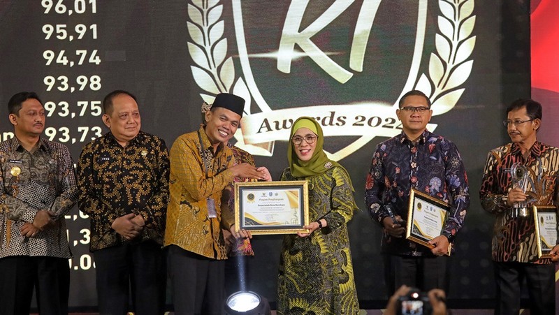 Pemerintah Kota (Pemkot) Surabaya menerima penghargaan bergengsi sebagai Badan Publik Informatif Kategori Pemerintah Kabupaten/Kota