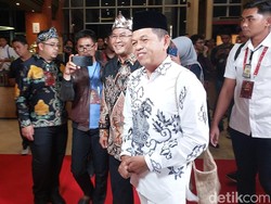 Gaya Dedi Mulyadi Pakai Tas Anyaman Oleh-oleh dari Sukabumi