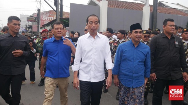 Jokowi sempat sarapan berbareng paslon Gubernur Jawa Tengah (Jateng), Ahmad Luthfi-Taj Yasin Maimoen di Solo, Minggu (17/11).