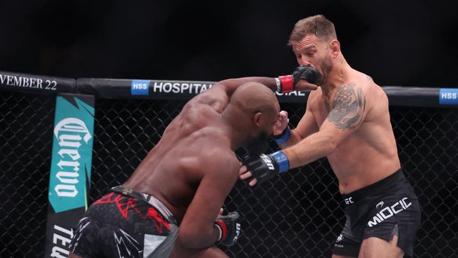 FOTO: Jon Jones Brutal Kalahkan Stipe Miocic di UFC 309