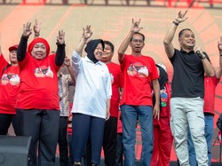 Risma-Gus Hans Semarakkan Jalan Sehat Eri-Armuji di Surabaya