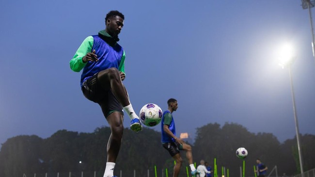 Arab Saudi berlatih penyelesaian akhir jelang melawan Timnas Indonesia saat melakoni sesi latihan di Senayan, Jakarta, Minggu (17/11).