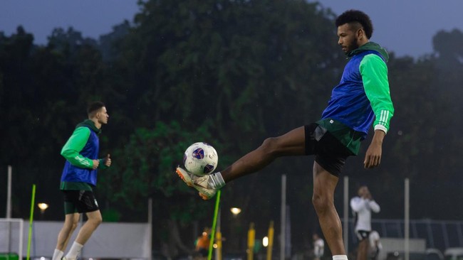 Timnas Arab Saudi menjalani latihan perdana di Lapangan A Senayan, Sabtu (16/11), jelang melawan Timnas Indonesia pada Kualifikasi Piala Dunia 2026.