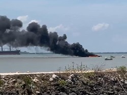 Perahu Nelayan di Perairan Bangkalan Terbakar, Asap Pekat Membubung Tinggi