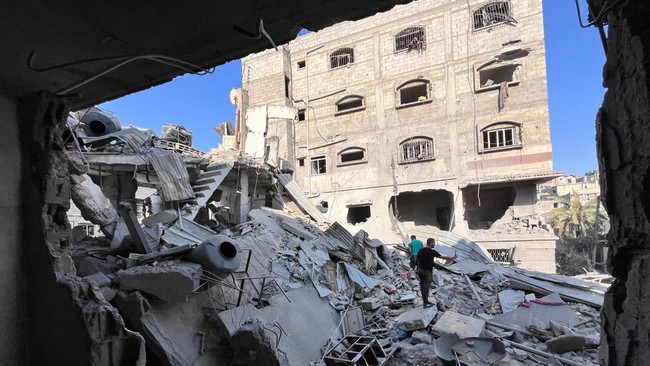 Puluhan orang diduga tewas dan terluka dalam serangan Israel terhadap bangunan pemukiman penduduk Palestina di Beit Lahiya, Gaza, pada Minggu (17/11).