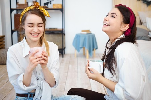Teman seperti saudara/ Foto: Freepik.com/karlyukav