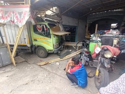 Truk Boks Pecah Ban Seruduk Motor dan Rumah Warga di Menganti Gresik
