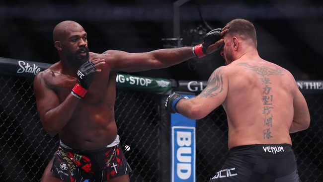CEO UFC Dana White mengumumkan pensiunnya Jon Jones, menjadikan Tom Aspinall sebagai juara kelas berat sementara. Aspinall siap menghadapi penantang baru.