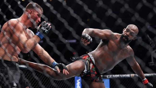 Hasil UFC 309: Jon Jones Menang TKO, Miocic Terkapar Rusuk Kena Hajar