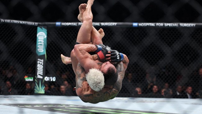 Charles Oliveira menang angka mutlak atas Michael Chandler pada duel menarik kelas ringan UFC 309 di Madison Square Garden, New York.