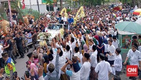Jokowi Bagi-bagi Kaus Bareng Luthfi di Grobogan: Kangen-kangenan Saja