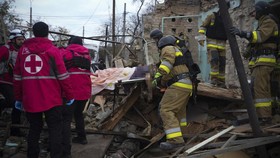 FOTO: 1000 Hari Invasi, Rusia Tembak 120 Rudal ke Ukraina