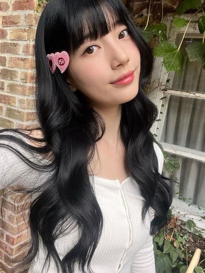 Dua tahun setelah memulai kariernya sebagai penyanyi, Bae Suzy tampil di layar lebar yaitu dalam film Architecture 101. Dalam film tersebut, ia memerankan versi muda dari tokoh utama perempuan yang diperankan Han Ga In.