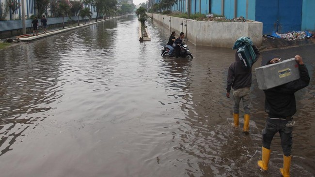 FOTO: Banjir Rob Rendam Muara Baru dan Kabupaten Bekasi