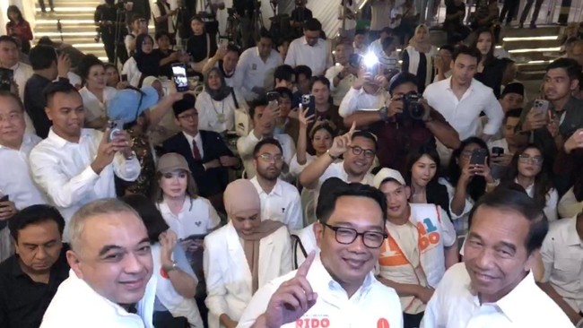 Jokowi menyatakan mendukung calon gubernur Jakarta nomor urut 1 Ridwan Kamil (RK) di Pilkada Jakarta 2024.