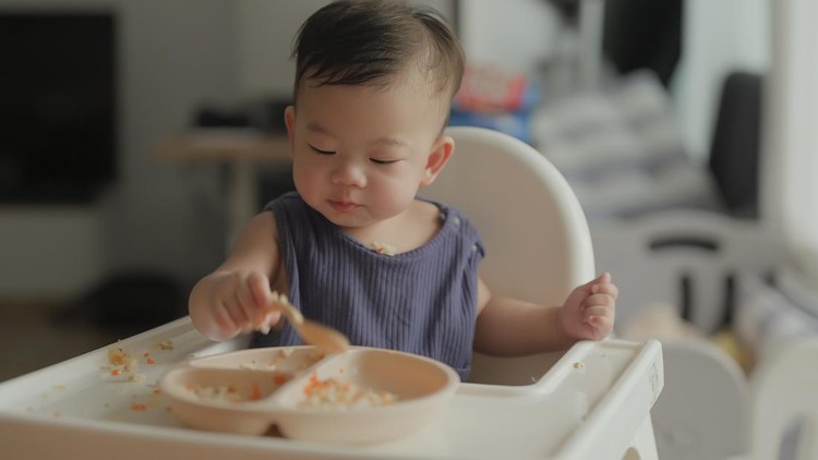 Kebiasaan bayi melempar makanan Kebiasaan bayi melempar makanan