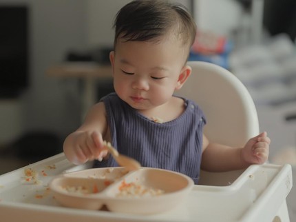 5 Cara Menghentikan Bayi Suka Lempar Makanan saat Duduk di Kursi Makan