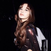 Sapa Fans di Jakarta, Lisa BLACKPINK Tampil Edgy Pakai Outfit Metalik