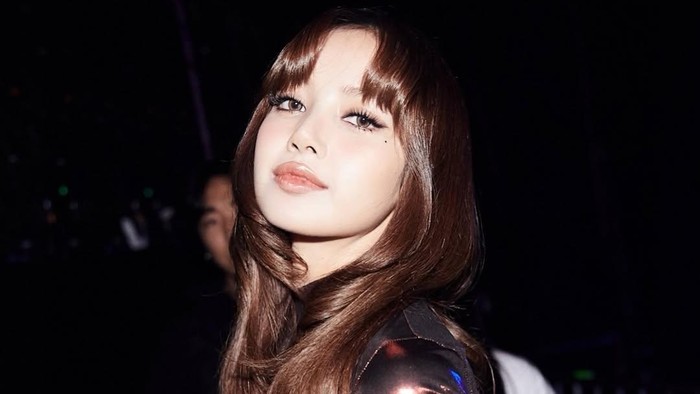 Sapa Fans di Jakarta, Lisa BLACKPINK Tampil Edgy Pakai Outfit Metalik