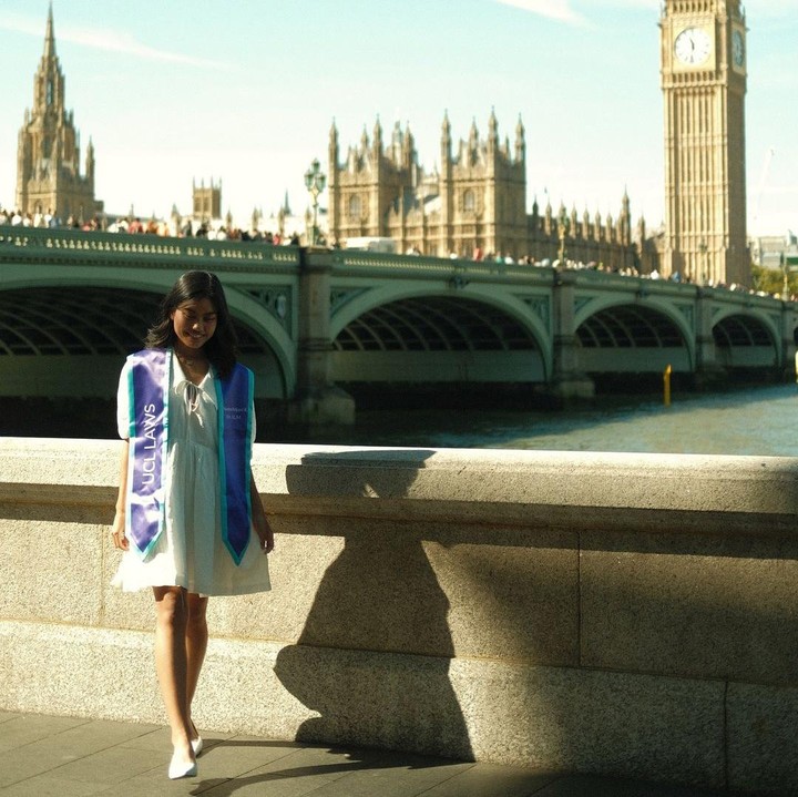 <p>Putri sulung Alya Rohali, Namira Adjani membagikan momennya saat lulus S2 jurusan hukum di London, Bunda. Perempuan 24 tahun ini menyelesaikan studinya dalam waktu satu tahun. (Foto: Instagram: @namiradjani)</p>