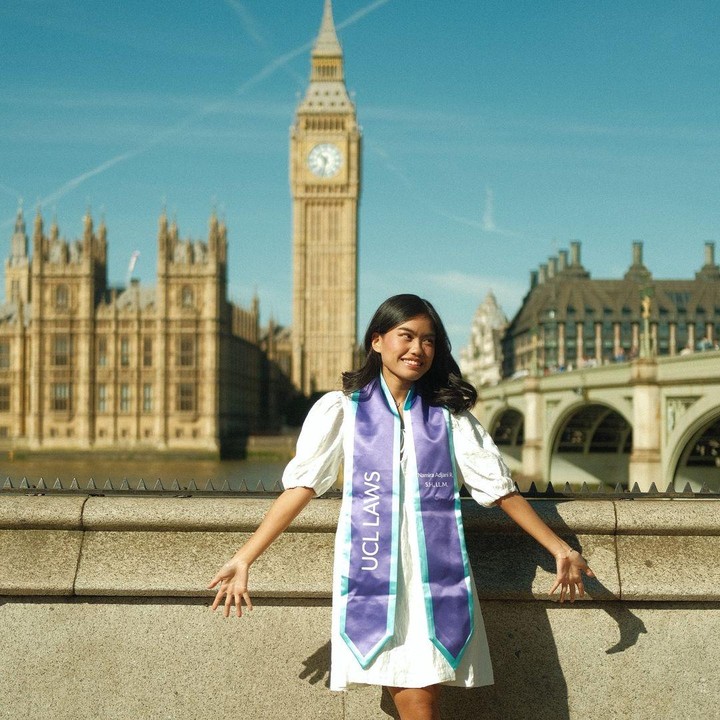 <p>Momen kelulusan ini dibagikan langsung oleh Adjani pada laman Instagram-nya. Memakai selempang University College London (UCL), ia berpose dengan latar belakang Big Ben. (Foto: Instagram: @namiradjani)</p>