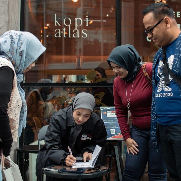 <p>Ia diketahui merilis buku barunya itu di Jepang, lho. Momen tersebut dibagikan langsung oleh Caca di akun Instagram pribadinya. "Alhamdulillahilladzi binimatihi tatimusholihat atas segala kebaikan dan kebesaran Allah Ta'ala terwujudnya acara ini," tulis Caca, dikutip dari laman <em>Instagram@natasharizkynew,</em> Senin (18/11/2024). (Foto: Instagram@natasharizkynew)</p>