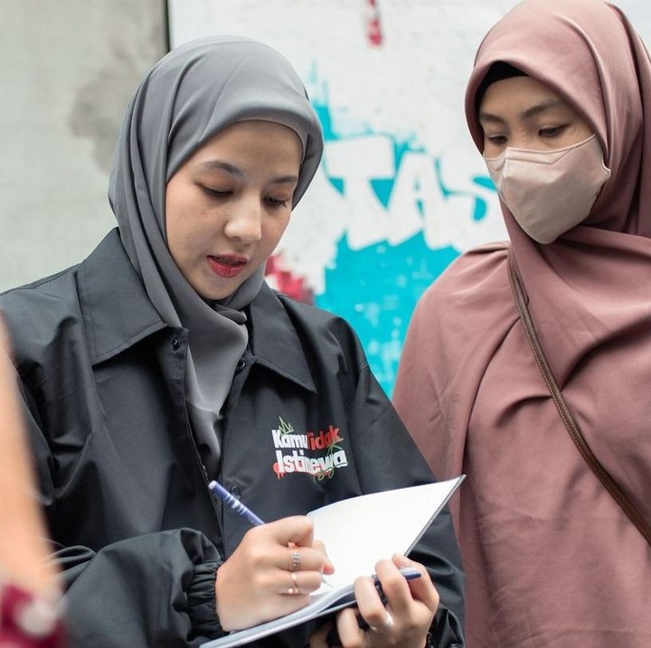 <p>Unggahan perempuan 30 tahun ini pun langsung dibanjiri pujian dari warganet yang kagum dengan pencapaiannya. "Woow keren, bangkitnya dari timur sepertinya mulai nampak," tulis akun <em>@dion****.</em> "Aku harus kaya mba aca pokoknya," tulis akun <em>@yayangs****.</em> "MayaAllah cantiknya kak, semoga aku bisa juga menulis buku kayak kakak. Bahagia selalu yaa," tulis akun <em>@famm****.</em> (Foto: Instagram@natasharizkynew)</p>