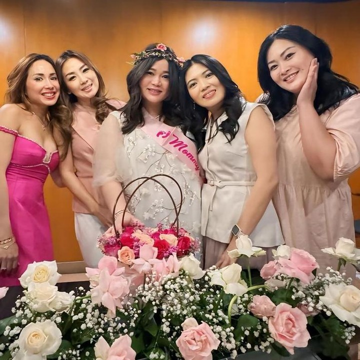 <p>Olivia Allan sempat mendapatkan kejutan baby shower dari suaminya Denny Sumargo. Di acara sepsialnya itu, Olivia terlihat cantik menawan mengenakan mahkota bunga saat berpose dengan teman dan kerabatnya (Foto: @oliviasumargo)</p>