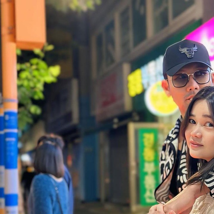 <p>Penampilan terbaru Olivia Allan tak banyak berubah setelah melahirkan. Ia terlihat tetap modis seperti sebelum melahirkan. Bahkan, terlihat semakin romantis bareng sang suami. (Foto: @oliviasumargo)</p>